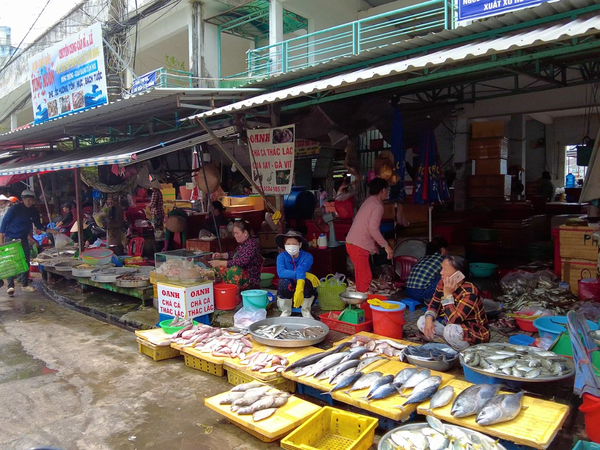 Chợ Dương Đông bày bán đủ loại mặt hàng, đáp ứng mọi nhu cầu mua sắm của thực khách.