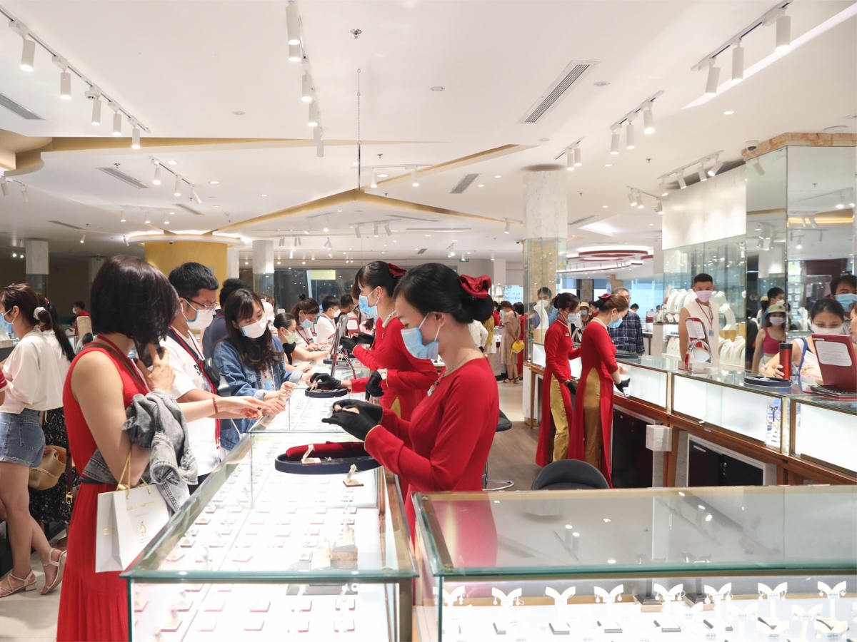 Du khách tham quan và mua sắm tại showroom ngọc trai Ngọc Hiền. 