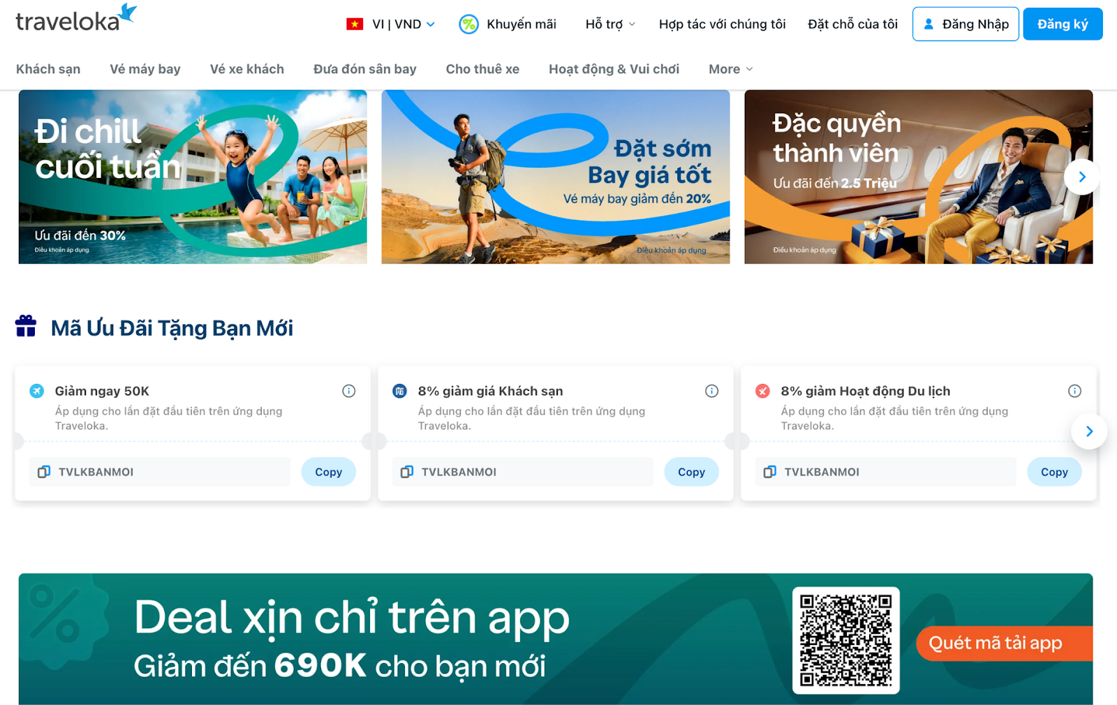 Đặt vé máy bay trực tuyến qua các nền tảng du lịch online.