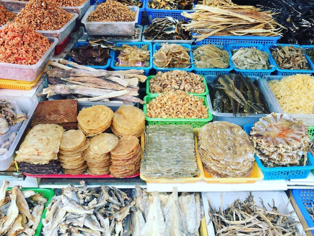 Chợ bày bán đa dạng các loại hải sản khô để du khách có thể mua về làm quà Chợ bày bán đa dạng các loại hải sản khô để du khách có thể mua về làm quà