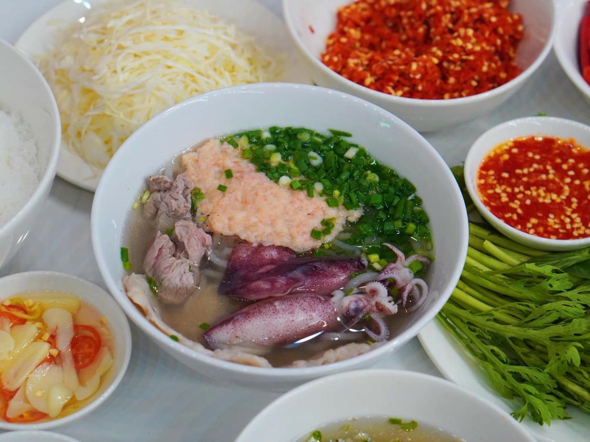 品嚐富國道地的 bun quậy。 