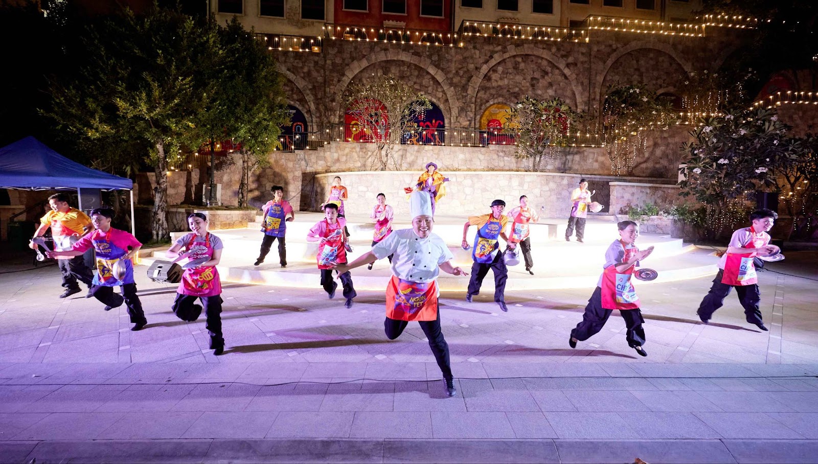 A crowded street view of VUI-Fest Bazaar in Phu Quoc at night 