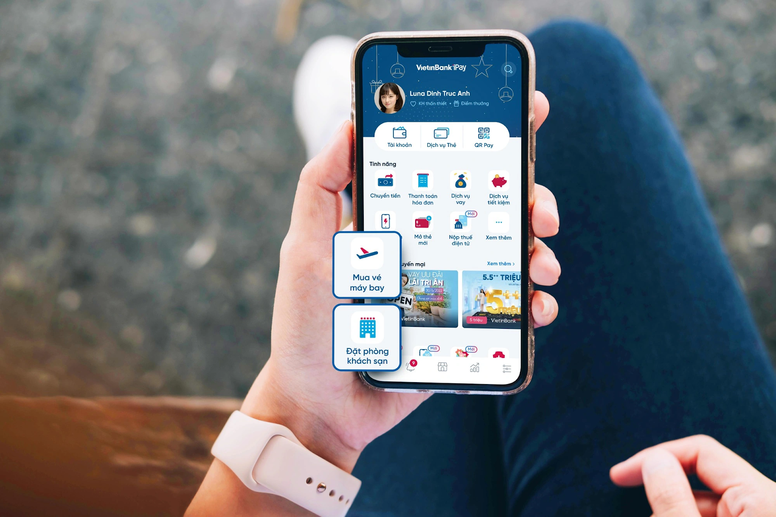 Đặt vé máy bay ngay trên ứng dụng ngân hàng.