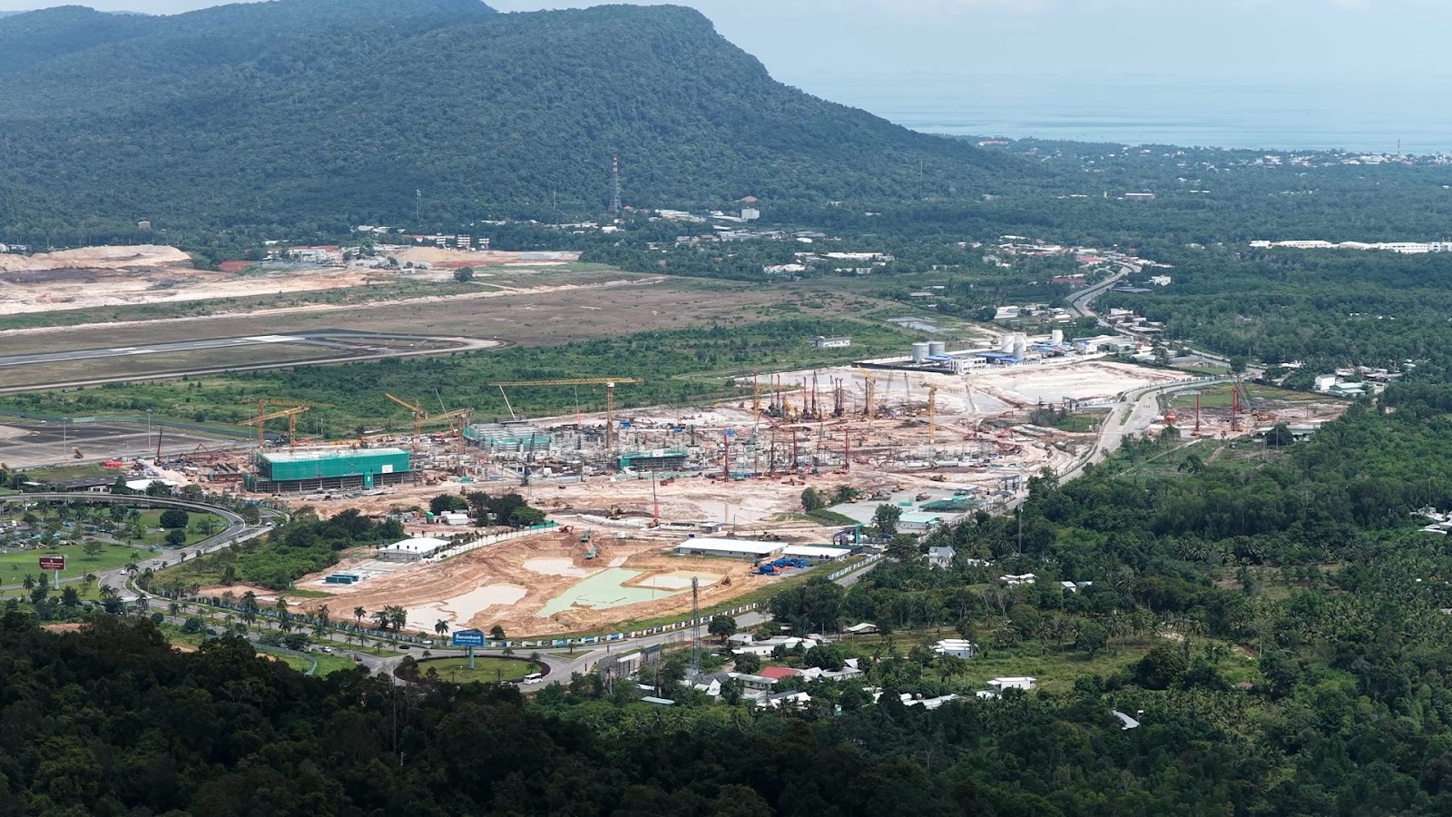 “Đại công trường” Dự án mở rộng Cảng Hàng không Phú Quốc phục vụ APEC 2027 Phú Quốc đang được thi công với tốc độ thần tốc 