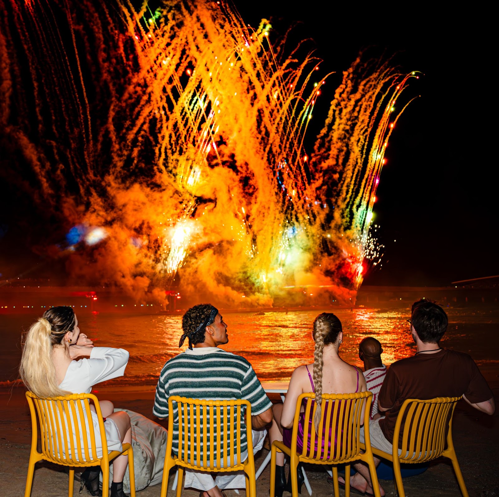 Những bãi biển tại Phú Quốc không chỉ để thư giãn, mà còn là nơi du khách xem những show giải trí hấp dẫn, như Symphony of the Sea tại Thị trấn Hoàng Hôn