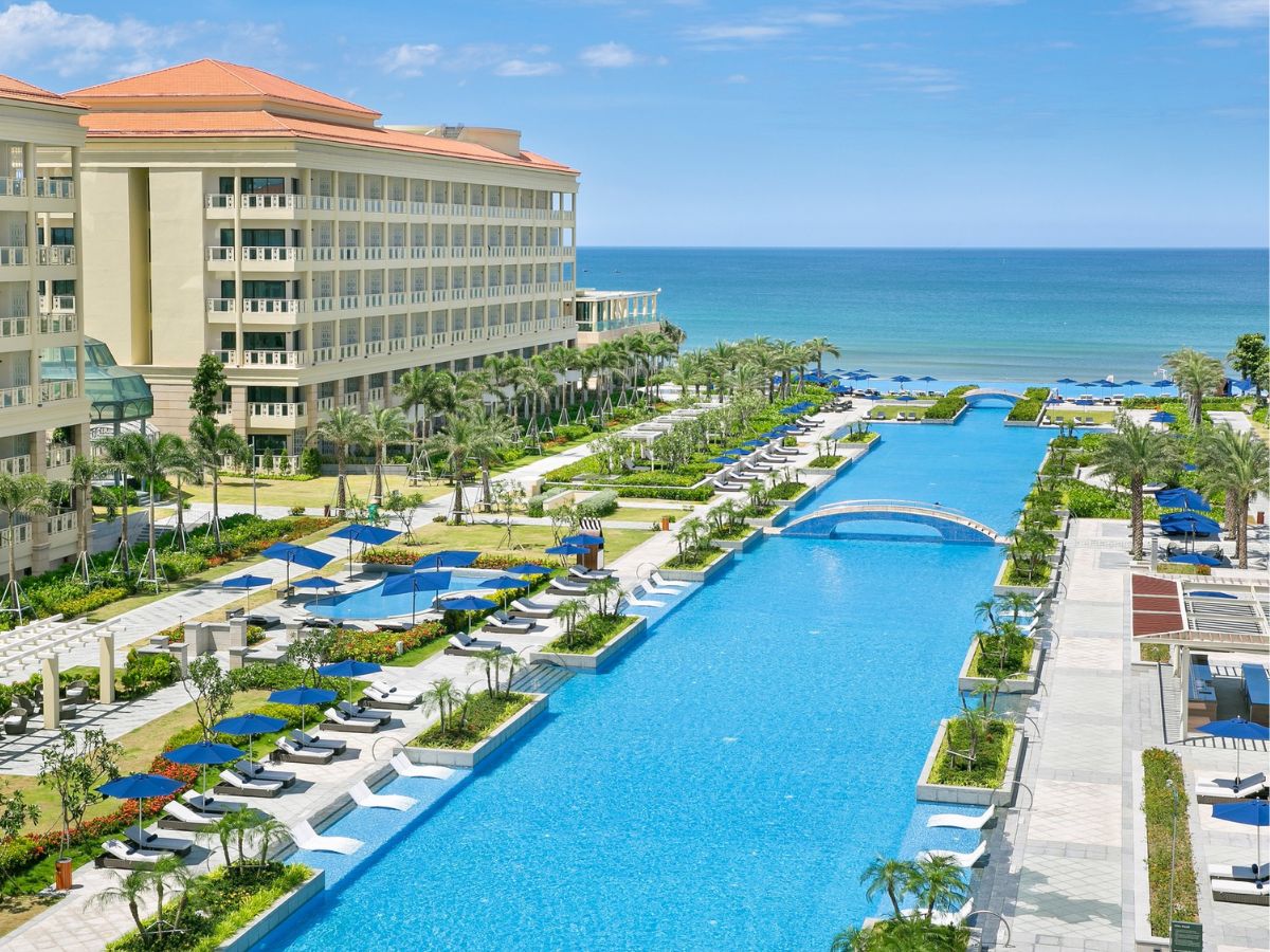 Hồ bơi vô cực là một trong những điểm nhấn ấn tượng thu hút du khách tại Sheraton Grand Danang Resort Hồ bơi vô cực là một trong những điểm nhấn ấn tượng thu hút du khách tại Sheraton Grand Danang Resort