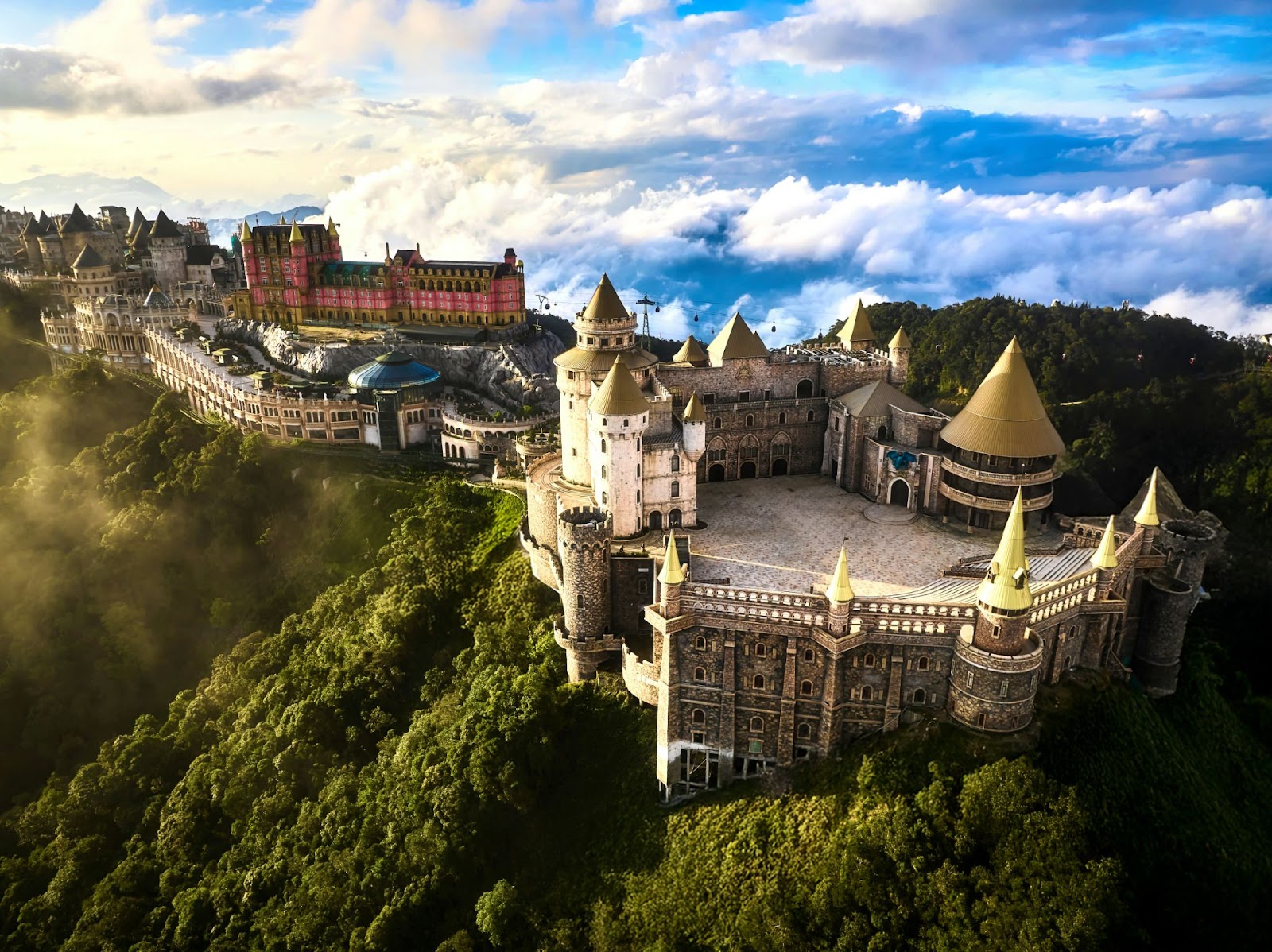 Bà Nà Hills như một “châu Âu thu nhỏ” hiện lên giữa tầng mây
