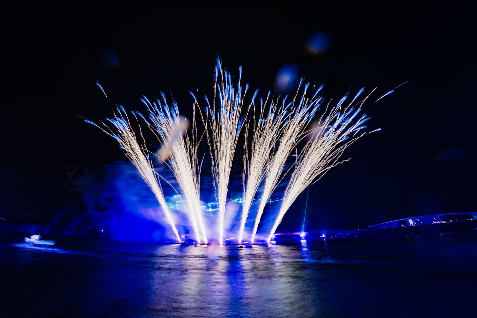 Chiêm ngưỡng pháo hoa từ những show diễn hàng đầu trong cùng một đêm