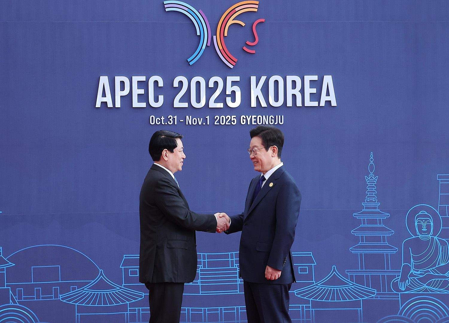 Chủ tịch nước Lương Cường và tổng thống Hàn Quốc Lee Jae-myung tại hội nghị APEC 2025