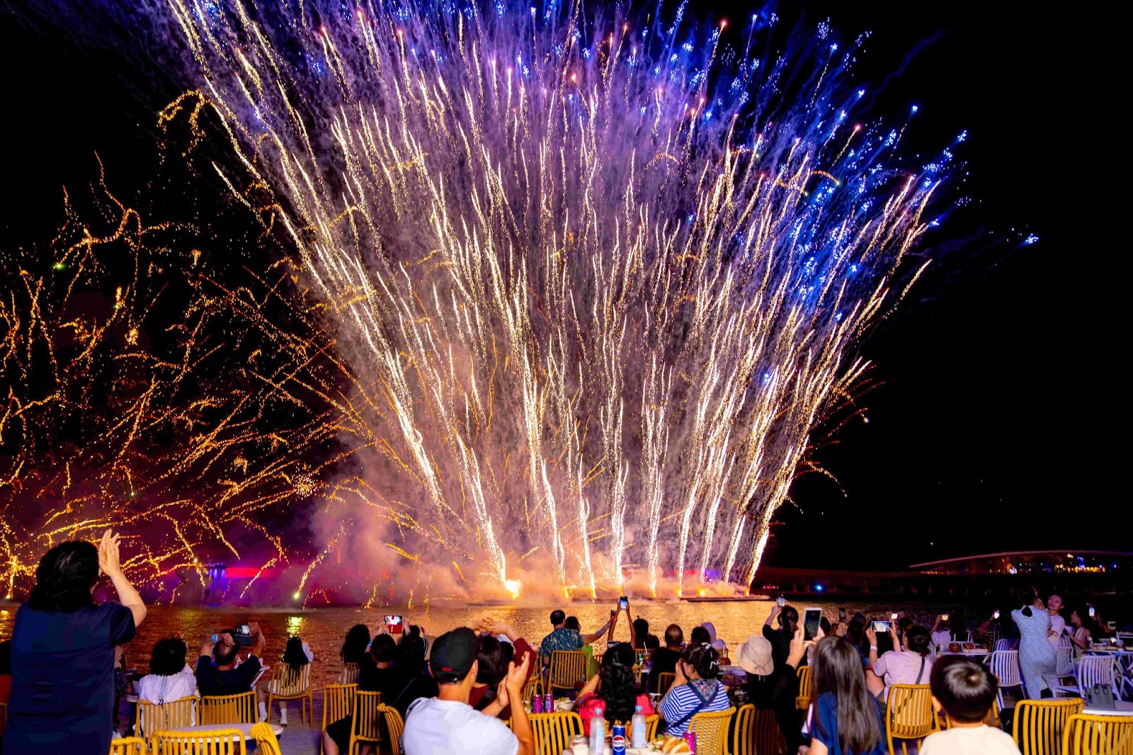 Những màn trình diễn pháo hoa mãn nhãn thắp sáng Phú Quốc về đêm