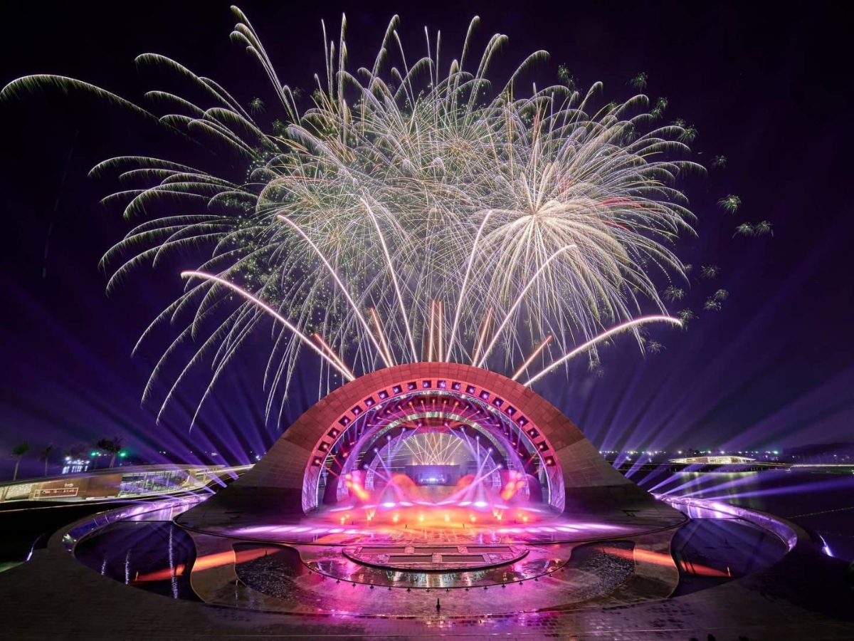 Show diễn kết thúc với màn bắn pháo hoa rực rỡ.