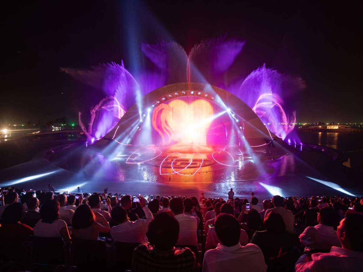 Show diễn tái hiện câu chuyện tình yêu và hành trình đánh bại thế lực bóng tối của Mok và Kim. 