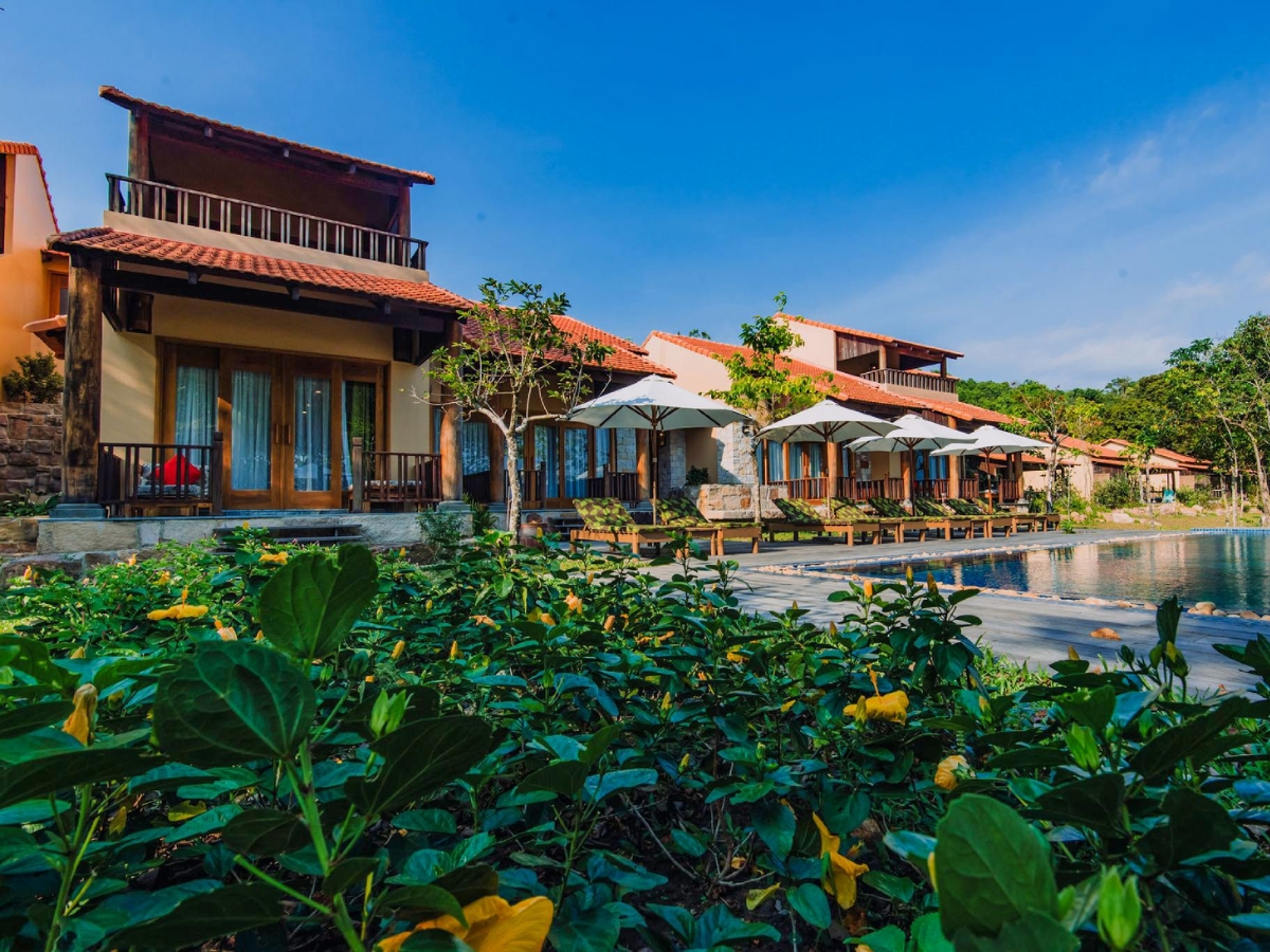 Phòng nghỉ tại Green Bay Resort & Spa Phú Quốc được xây dựng bằng vật liệu tự nhiên, tạo nên không gian gần gũi nhưng vẫn tinh tế.