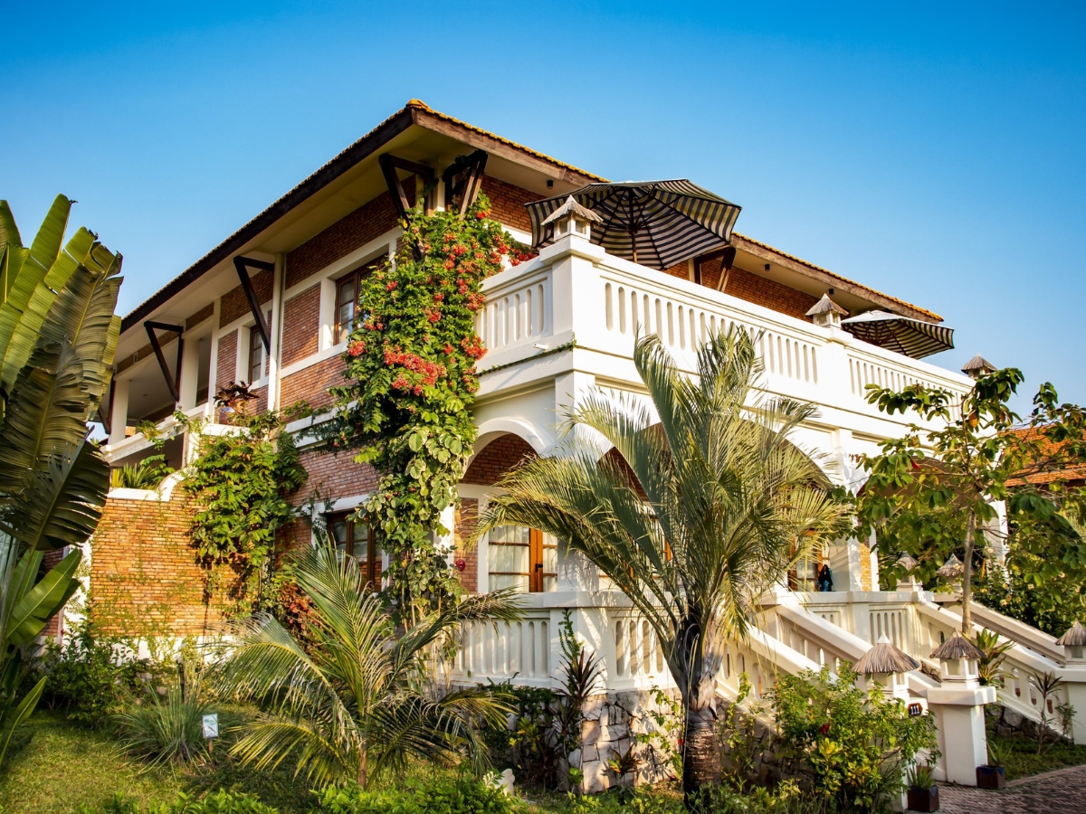 Phòng nghỉ tại Cassia Cottage nằm trong khu vườn xanh mát, gần gũi với thiên nhiên. 