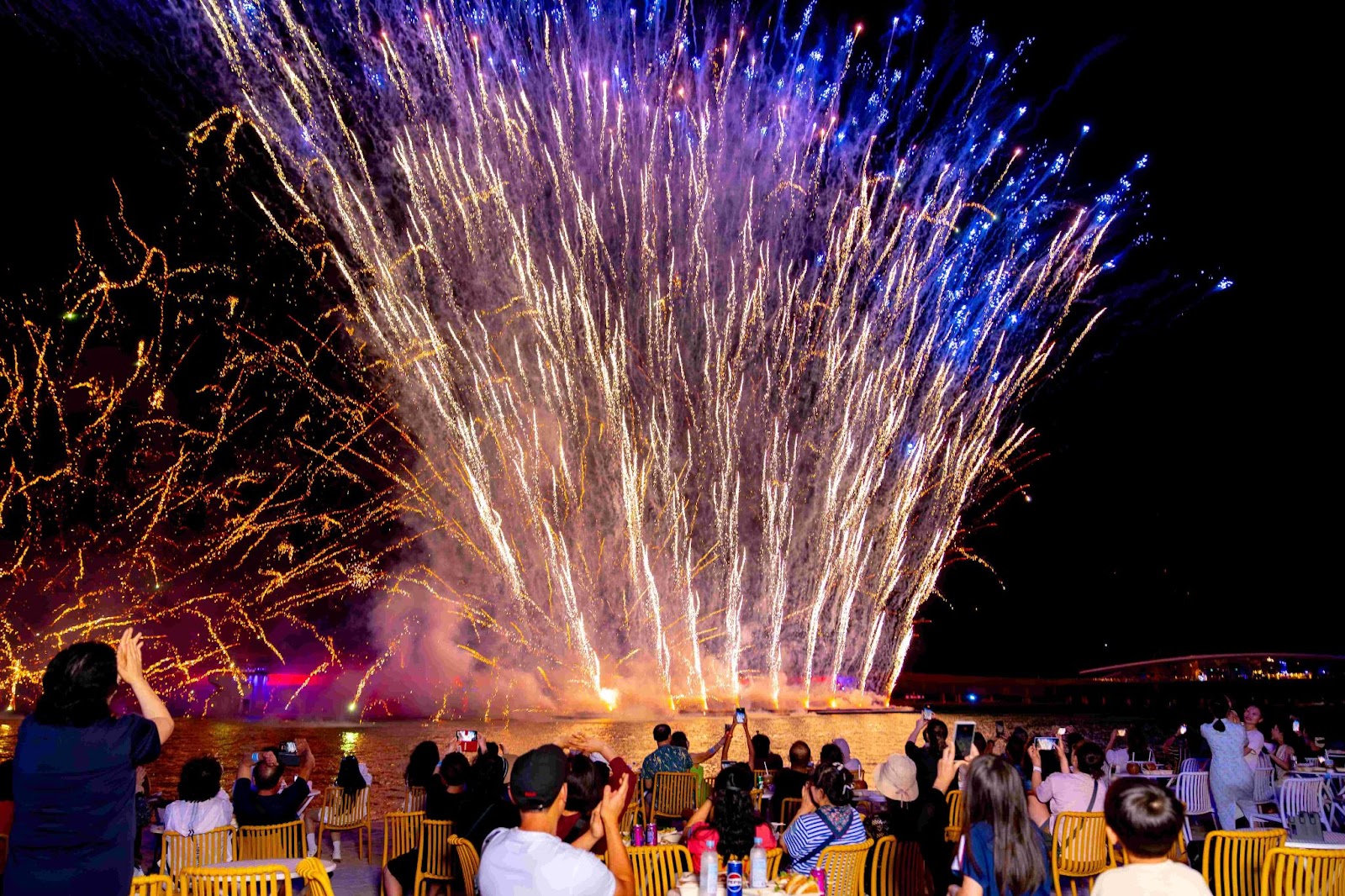 Du khách hòa mình vào không khí lễ hội sôi động với pháo hoa mỗi đêm tại đảo Ngọc.