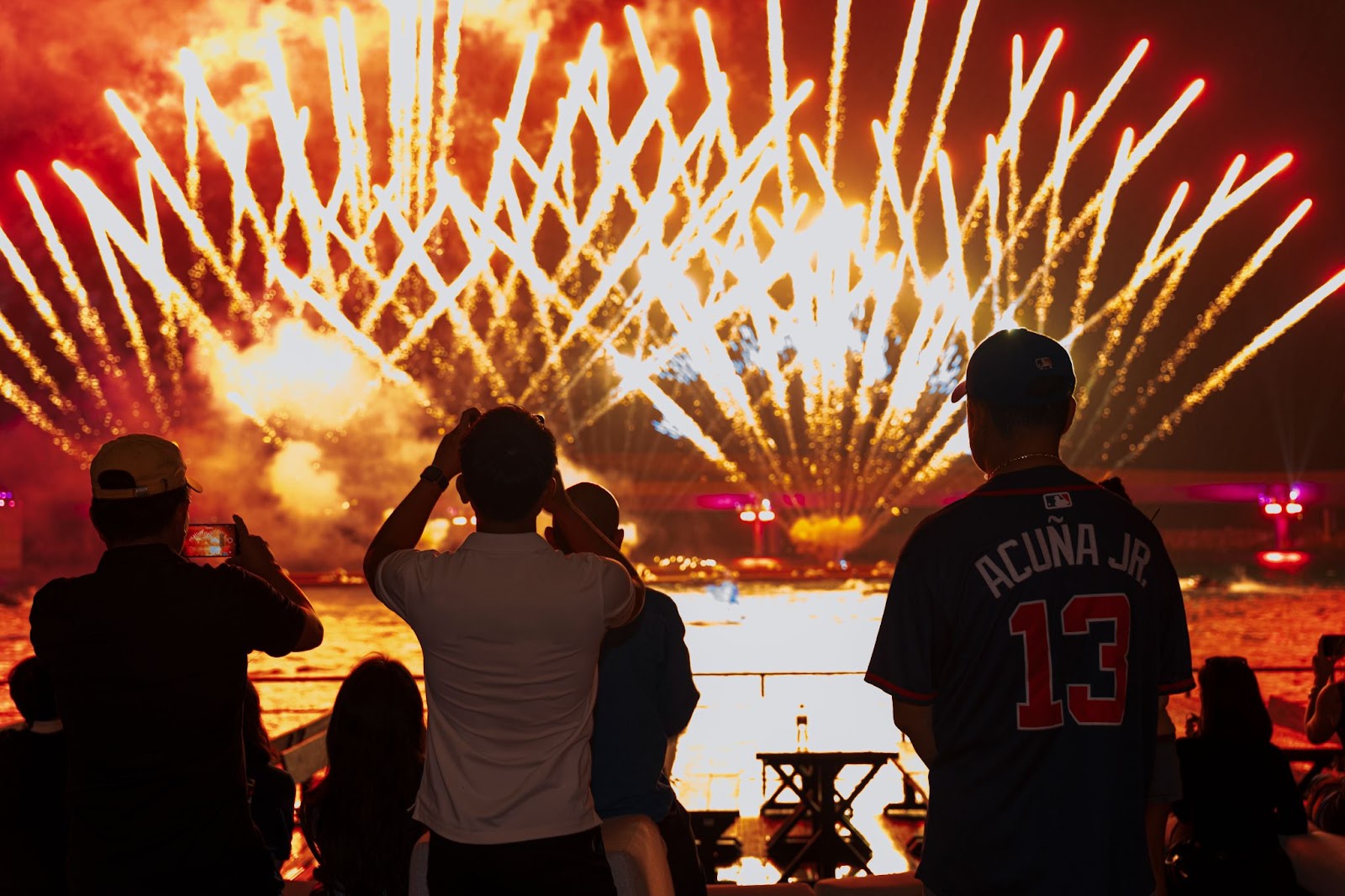 Du khách sẽ không muốn bỏ lỡ hòn đảo với 2 show pháo hoa mỗi đêm, liên tục 365 ngày trong năm