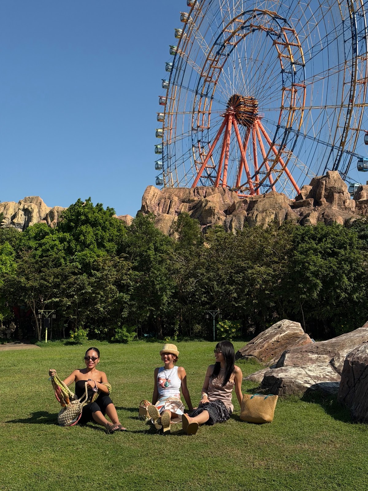 Sau một năm bận rộn với lịch trình dày đặc, Quỳnh Anh Shyn, Bích Phương, Tăng Duy Tân và Vũ Thảo My rủ nhau tận hưởng kỳ nghỉ đầu năm tại Phú Quốc