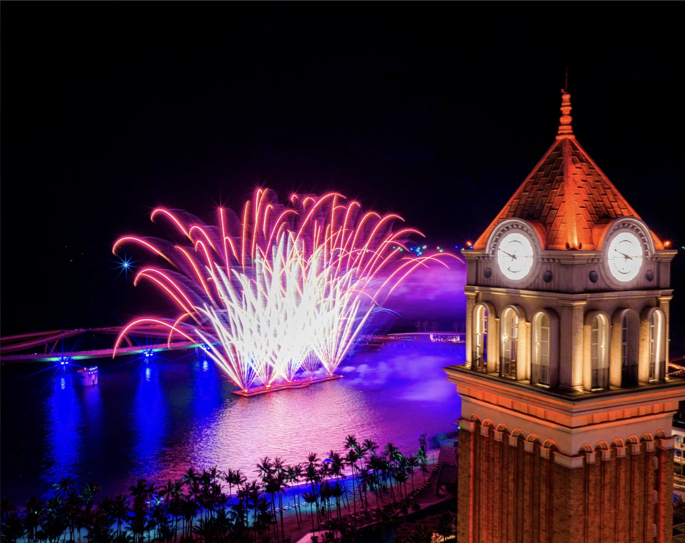 Khi màn đêm buông xuống, các show diễn mở ra bữa tiệc thị giác ấn tượng