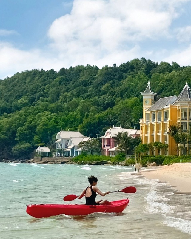 “Nữ thần K-pop” UEE “xả ảnh” tại Phú Quốc