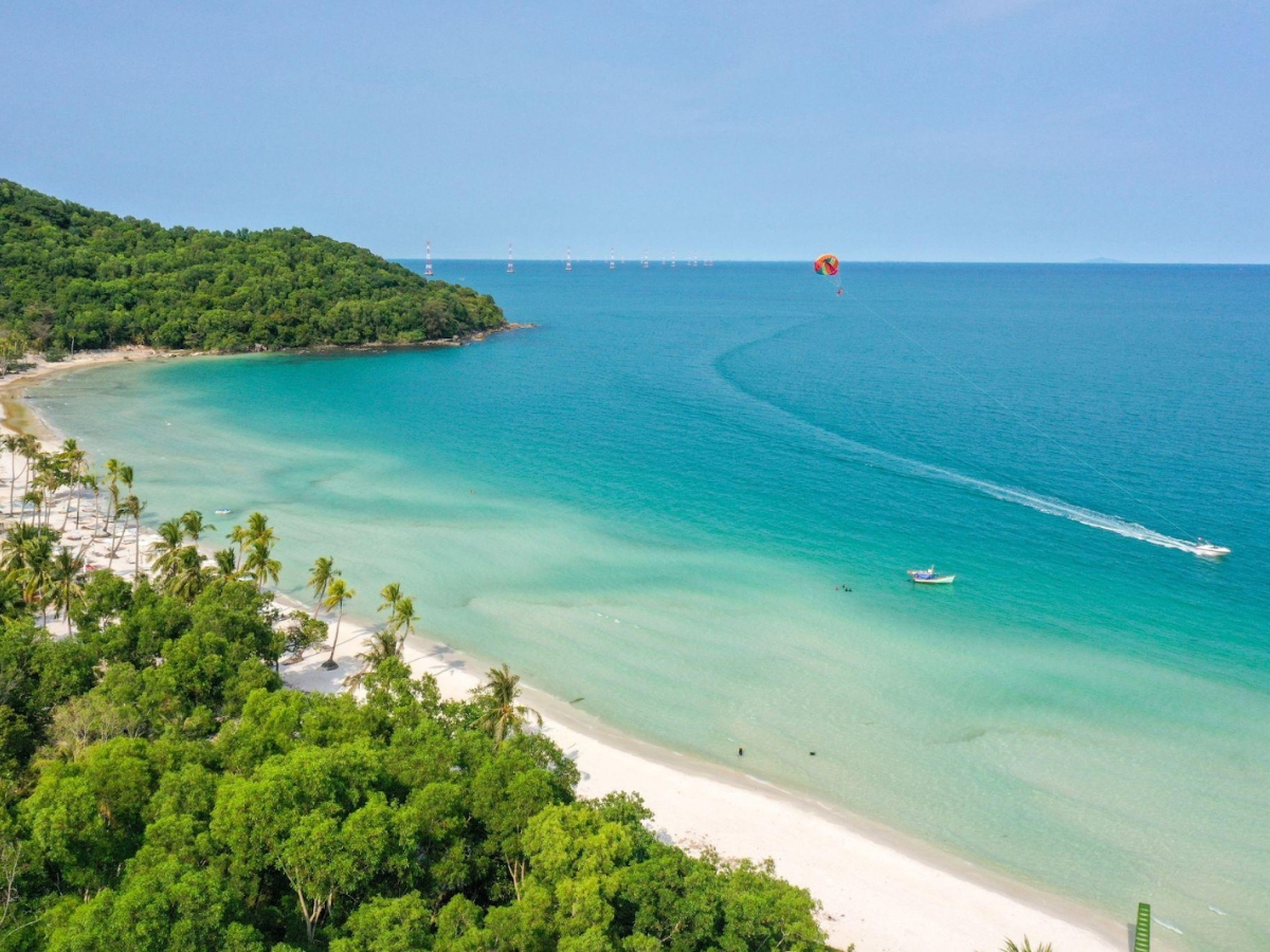 Tết Nguyên Đán rơi vào thời điểm mùa khô của Phú Quốc nên tiết trời khô ráo, nắng đẹp, ít mưa