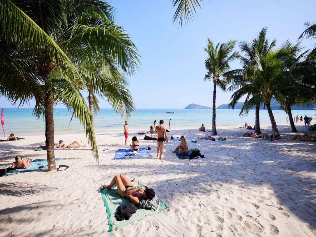 Tắm biển và nghỉ ngơi thư giãn trên bãi cát mịn trải dài Tắm biển và nghỉ ngơi thư giãn trên bãi cát mịn trải dài