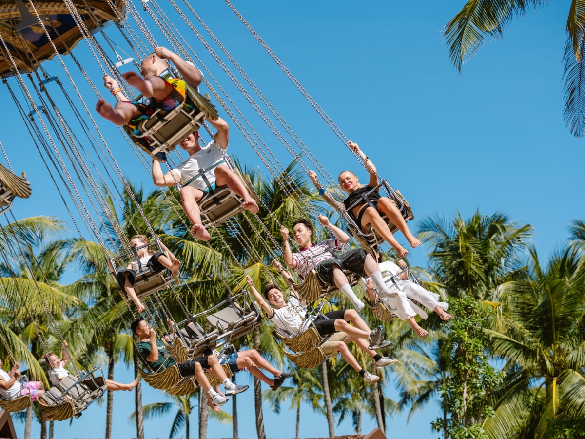 Du khách thỏa sức vui chơi tại Sun World Hon Thom