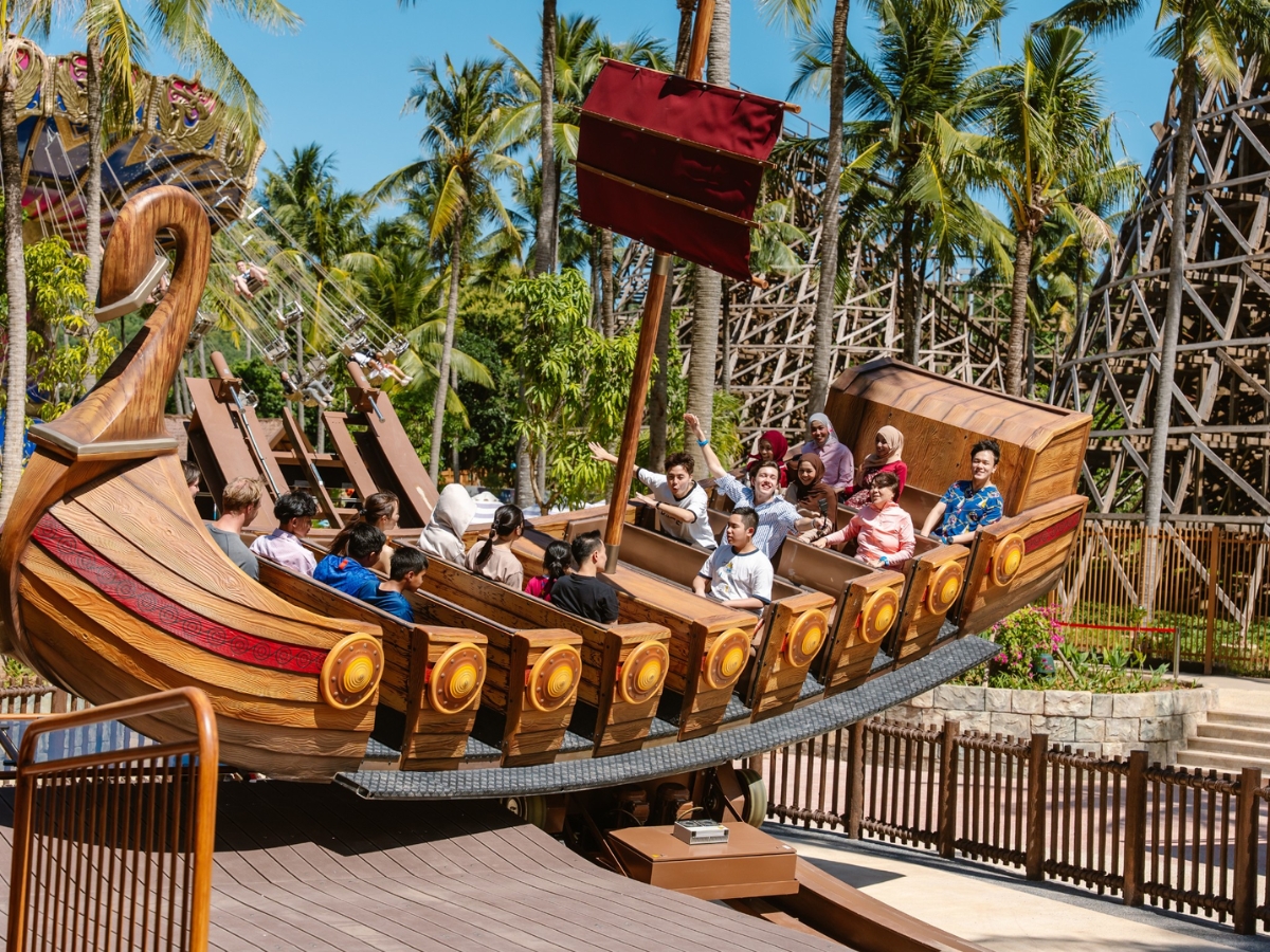 Du khách thỏa sức vui chơi tại Sun World Hon Thom