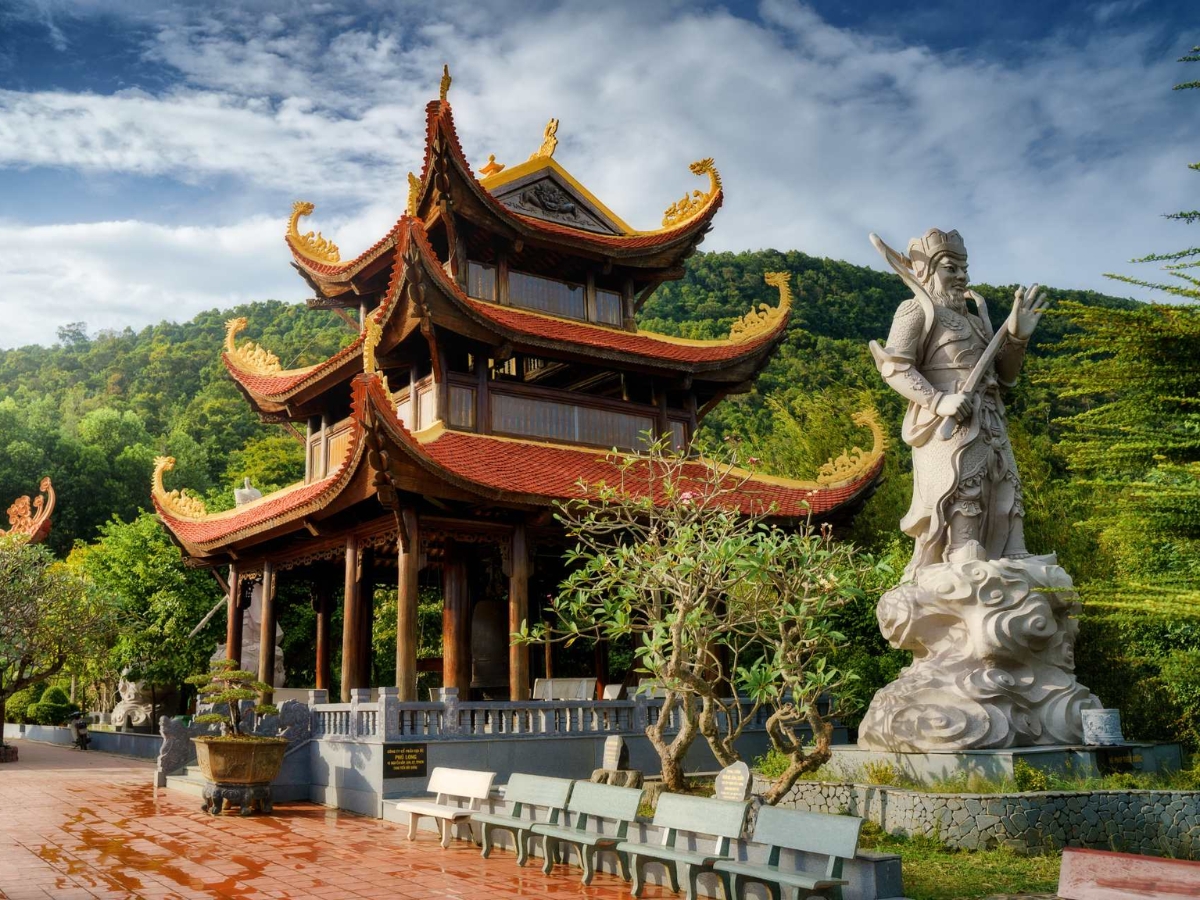 Du khách thường đến chùa Hộ Quốc trong những ngày đầu năm để cầu bình an, may mắn