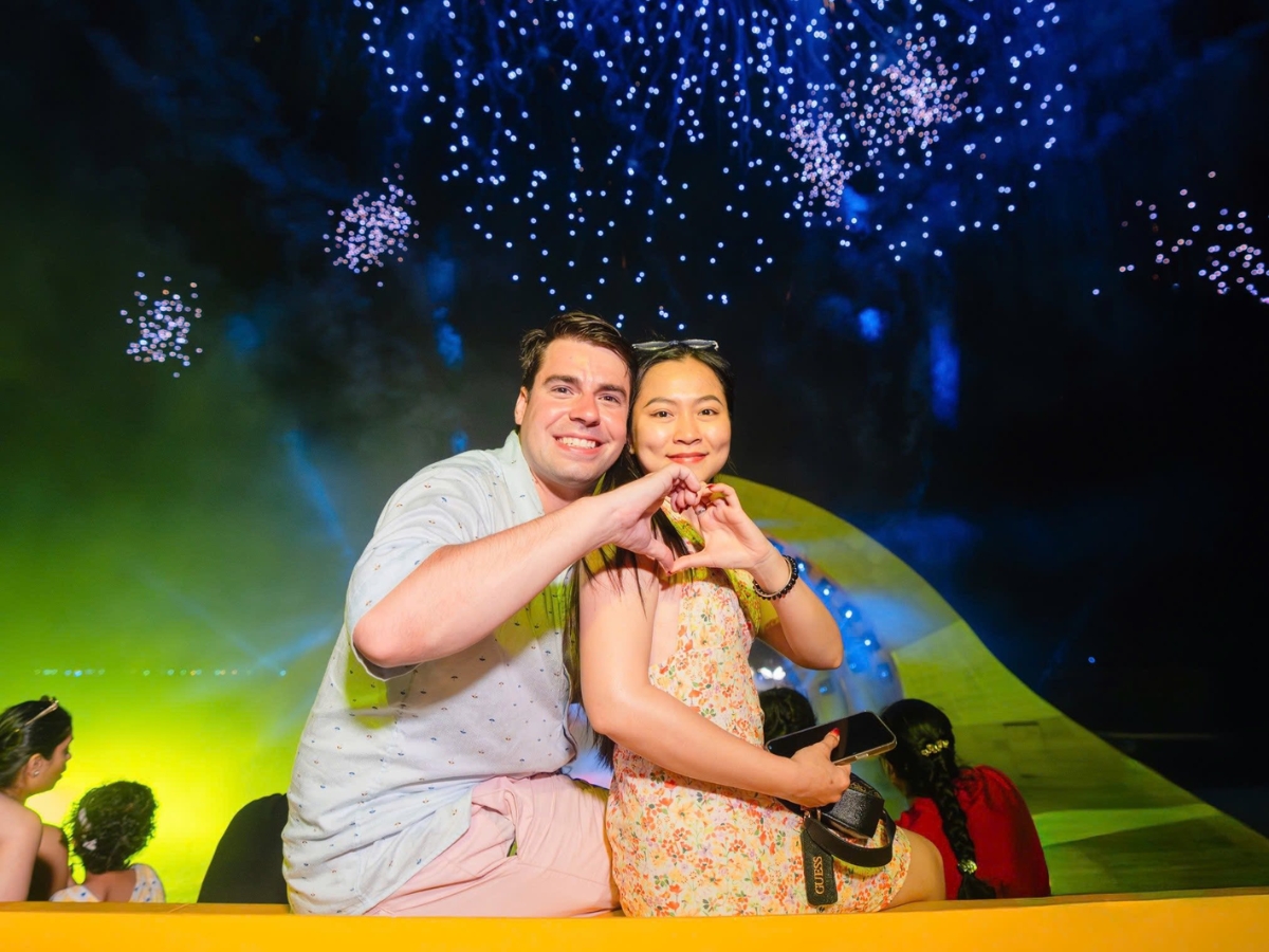 Du khách check-in cùng phông nền pháo hoa rực rỡ tại Thị trấn Hoàng Hôn Du khách check-in cùng phông nền pháo hoa rực rỡ tại Thị trấn Hoàng Hôn