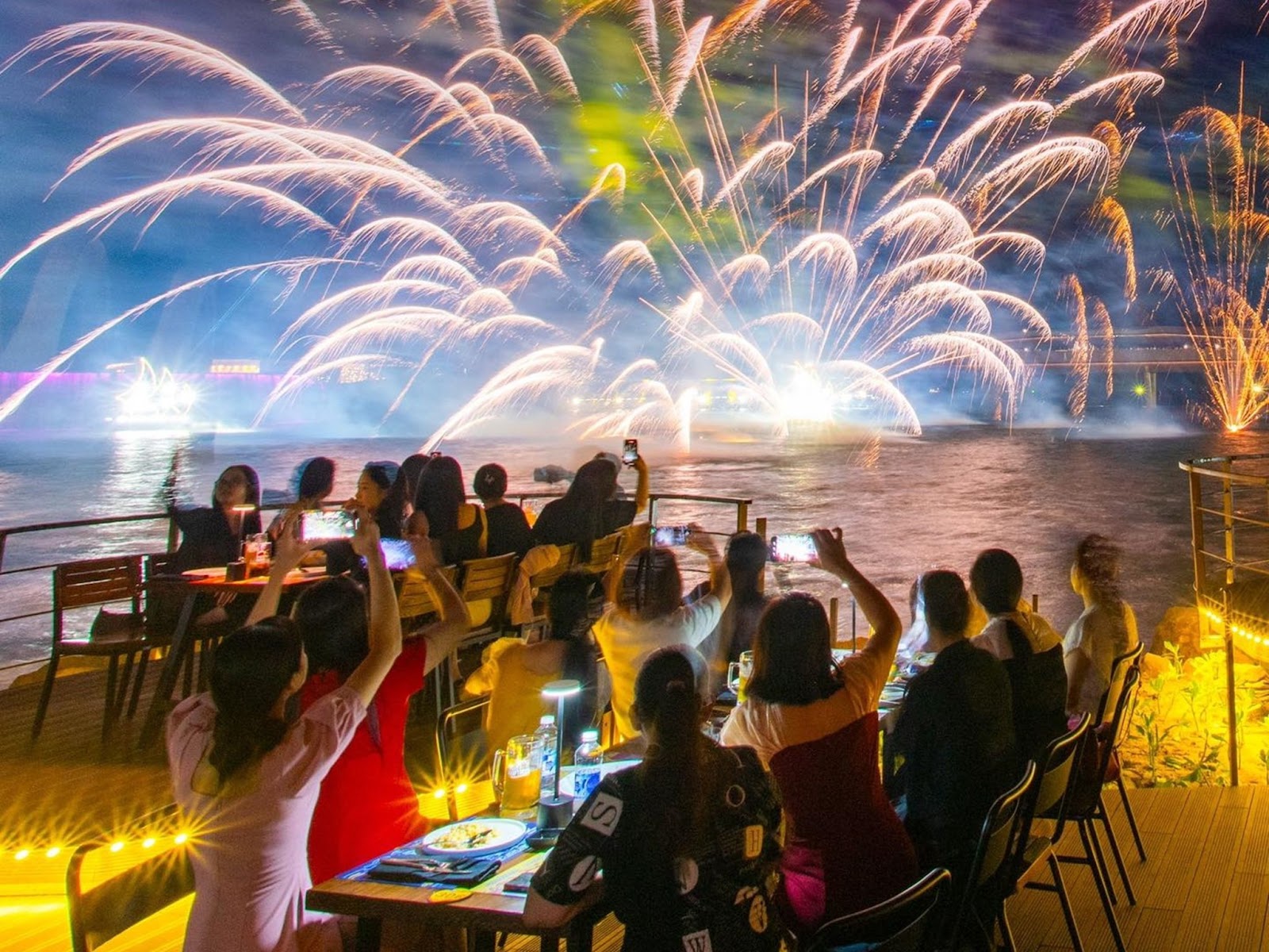 Ẩm thực ven biển kết hợp show pháo hoa nghệ thuật làm nên sức hút Thị trấn Hoàng Hôn