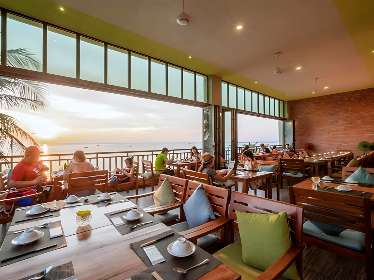 Nhà hàng Xin Chào sở hữu không gian rộng thoáng và view biển tuyệt đẹp Nhà hàng Xin Chào sở hữu không gian rộng thoáng và view biển tuyệt đẹp