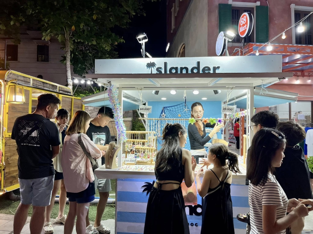 Thưởng thức ẩm thực tại chợ đêm Vui Phết