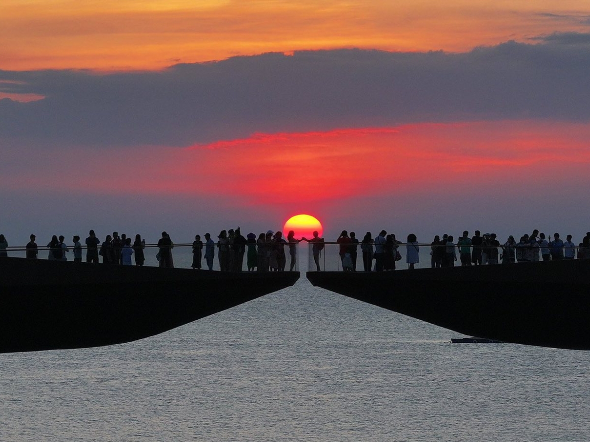 Khung cảnh hoàng hôn lãng mạn tại Cầu Hôn. Khung cảnh hoàng hôn lãng mạn tại Cầu Hôn.