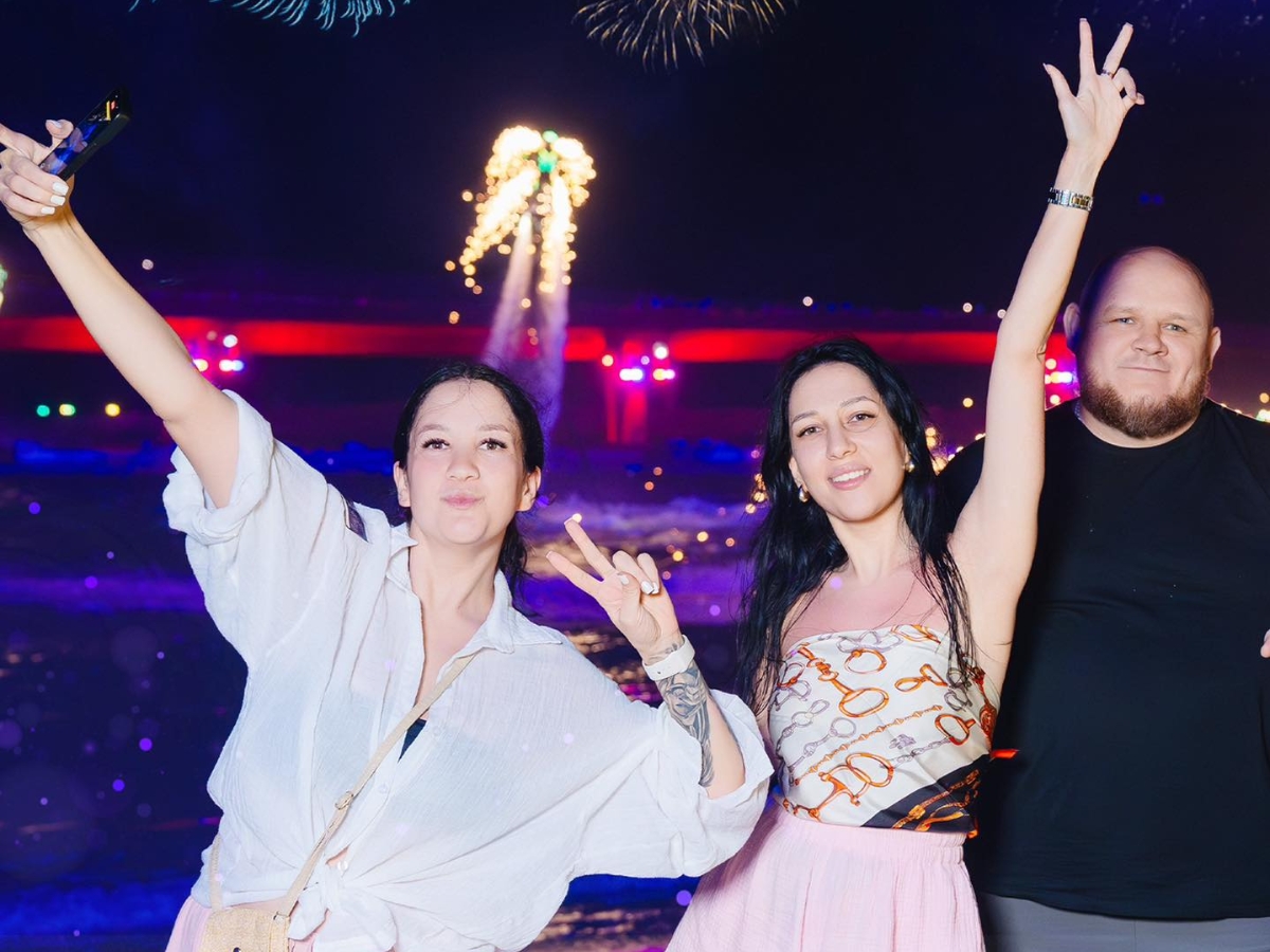 Du khách hào hứng khi thưởng thức show diễn nghệ thuật tại Thị trấn Hoàng Hôn