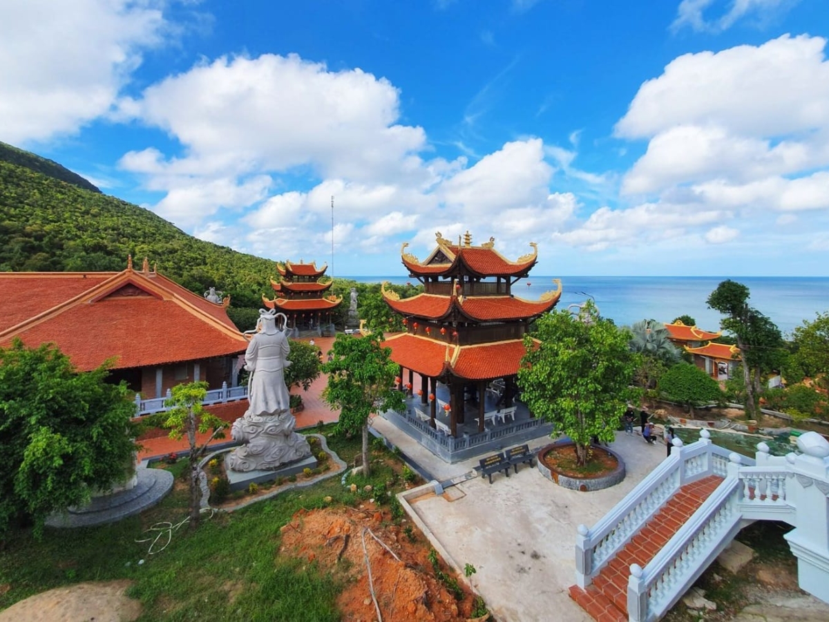 Du khách du xuân và đi lễ đầu năm tại chùa Hộ Quốc Du khách du xuân và đi lễ đầu năm tại chùa Hộ Quốc