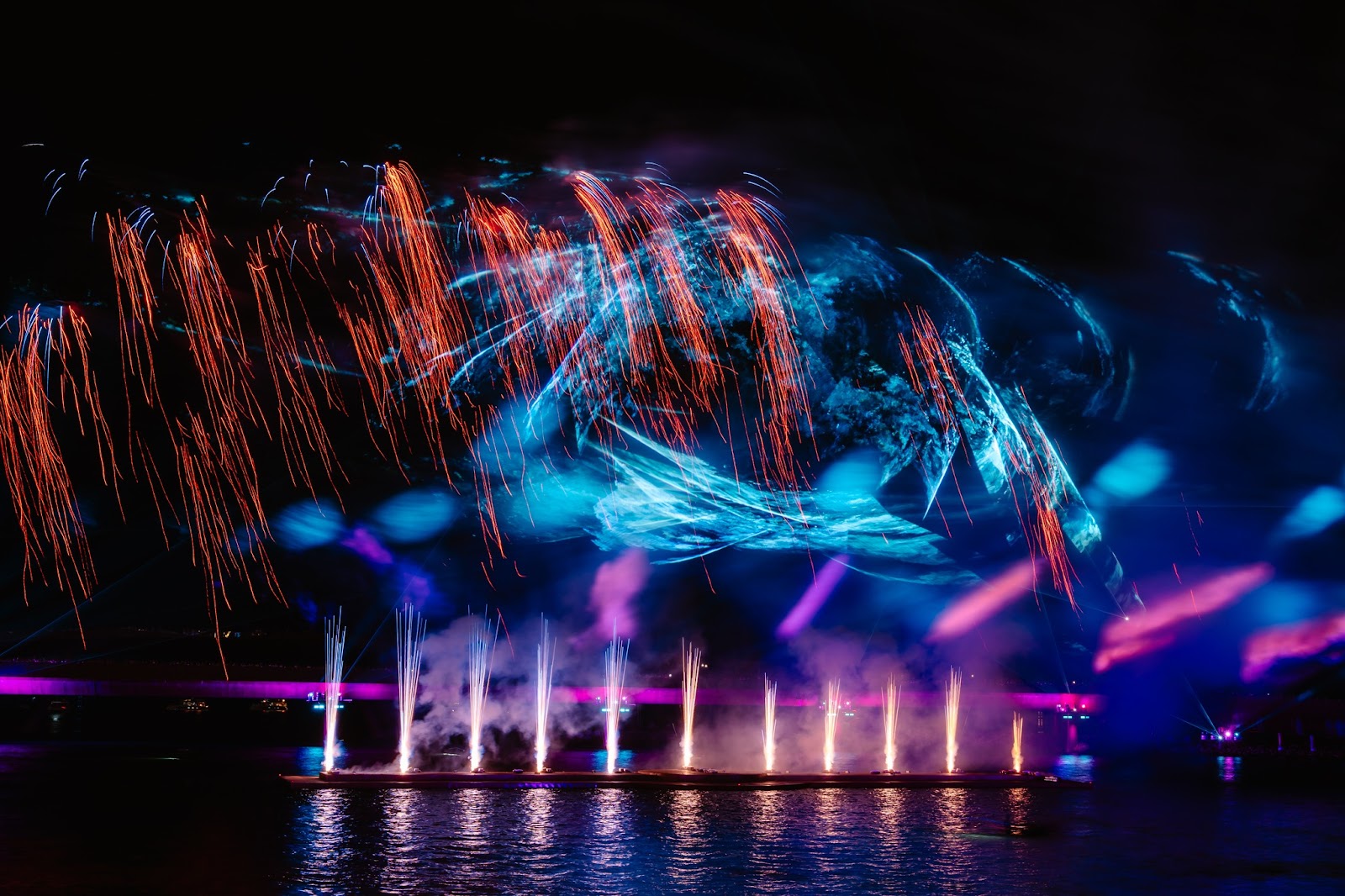 Pháo hoa bung nở từ show diễn Sumphony of the Sea Pháo hoa bung nở từ show diễn Sumphony of the Sea