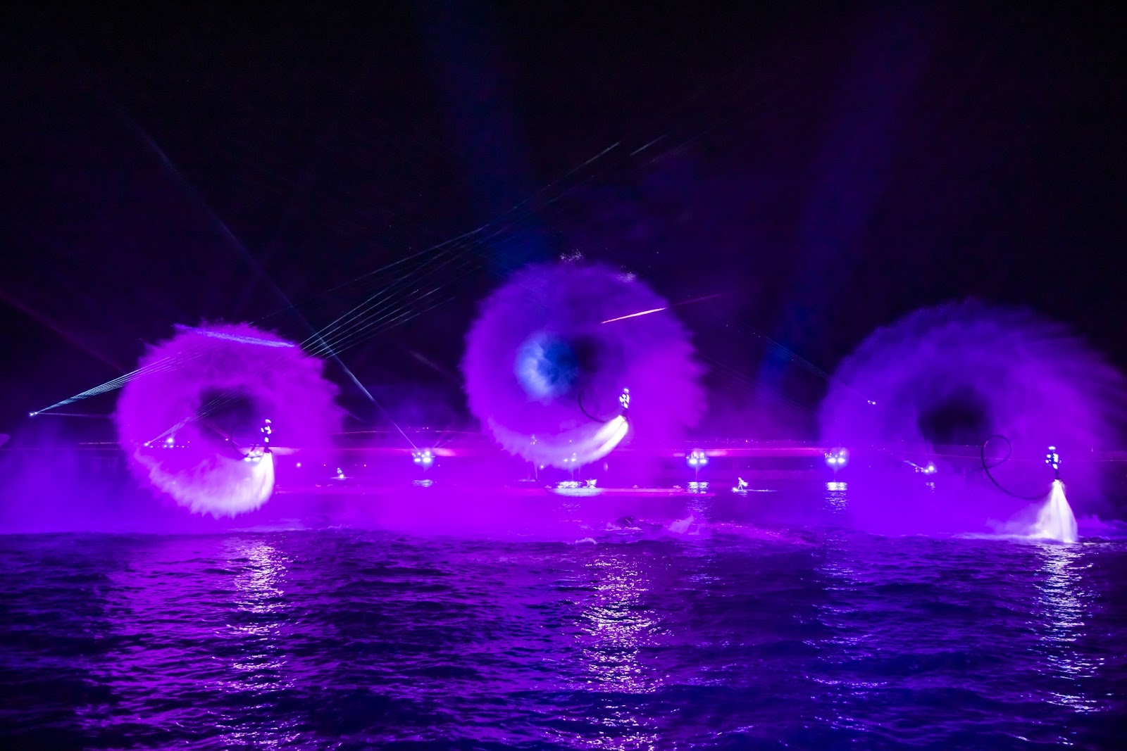 Pháo hoa bung nở từ show diễn Sumphony of the Sea Pháo hoa bung nở từ show diễn Sumphony of the Sea