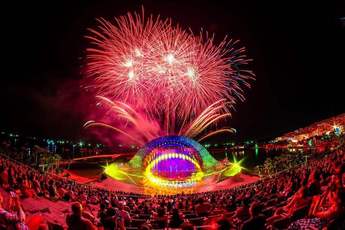 1 đêm ở Thị trấn Hoàng hôn - Sunset Town bừng sáng với 2 màn trình diễn pháo hoa cùng show diễn đẳng cấp 1 đêm ở Thị trấn Hoàng hôn - Sunset Town bừng sáng với 2 màn trình diễn pháo hoa cùng show diễn đẳng cấp