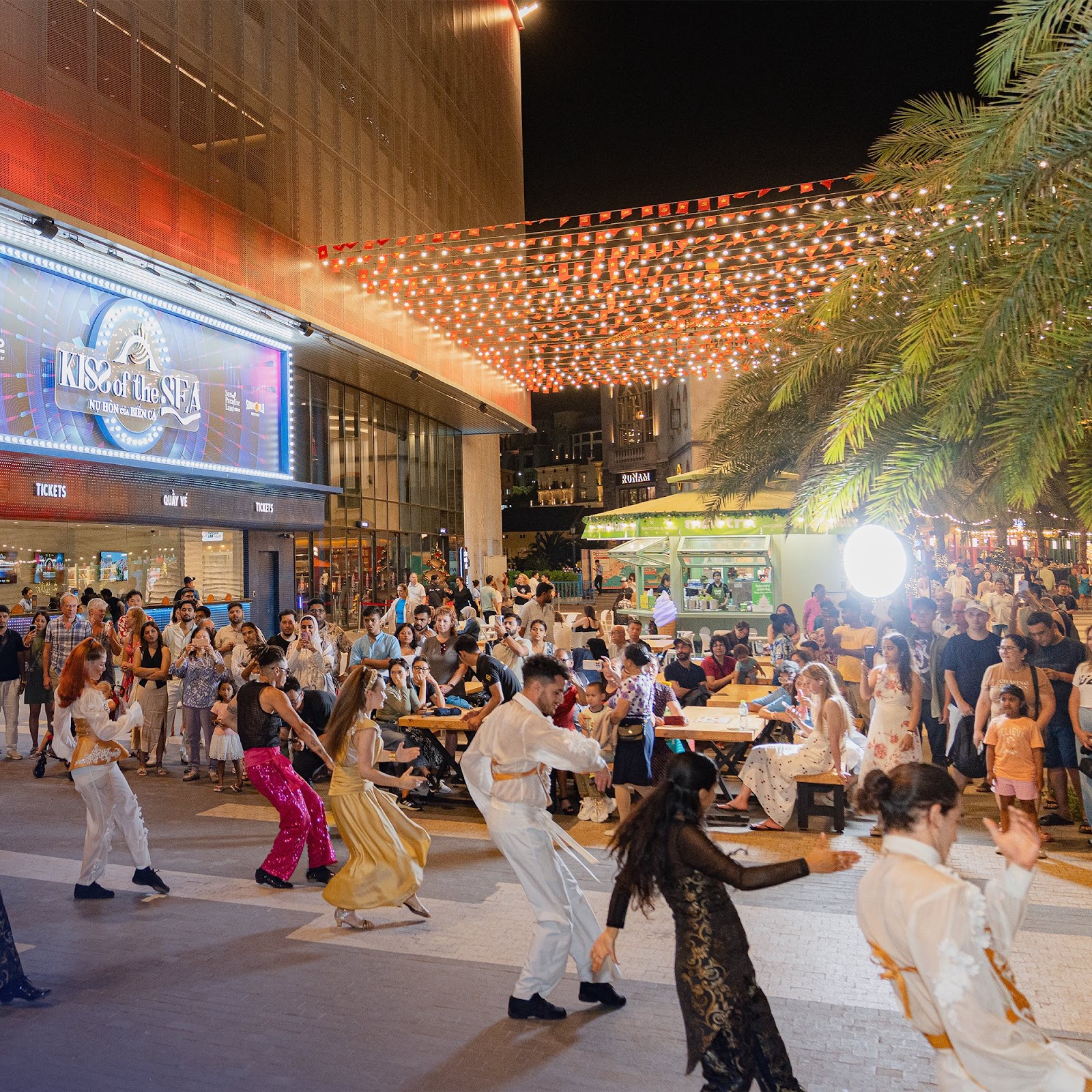 Thị trấn Hoàng hôn - Sunset Town sôi động cả ngày với chuỗi hoạt động nghệ thuật và trình diễn đường phố diễn ra liên tục Thị trấn Hoàng hôn - Sunset Town sôi động cả ngày với chuỗi hoạt động nghệ thuật và trình diễn đường phố diễn ra liên tục