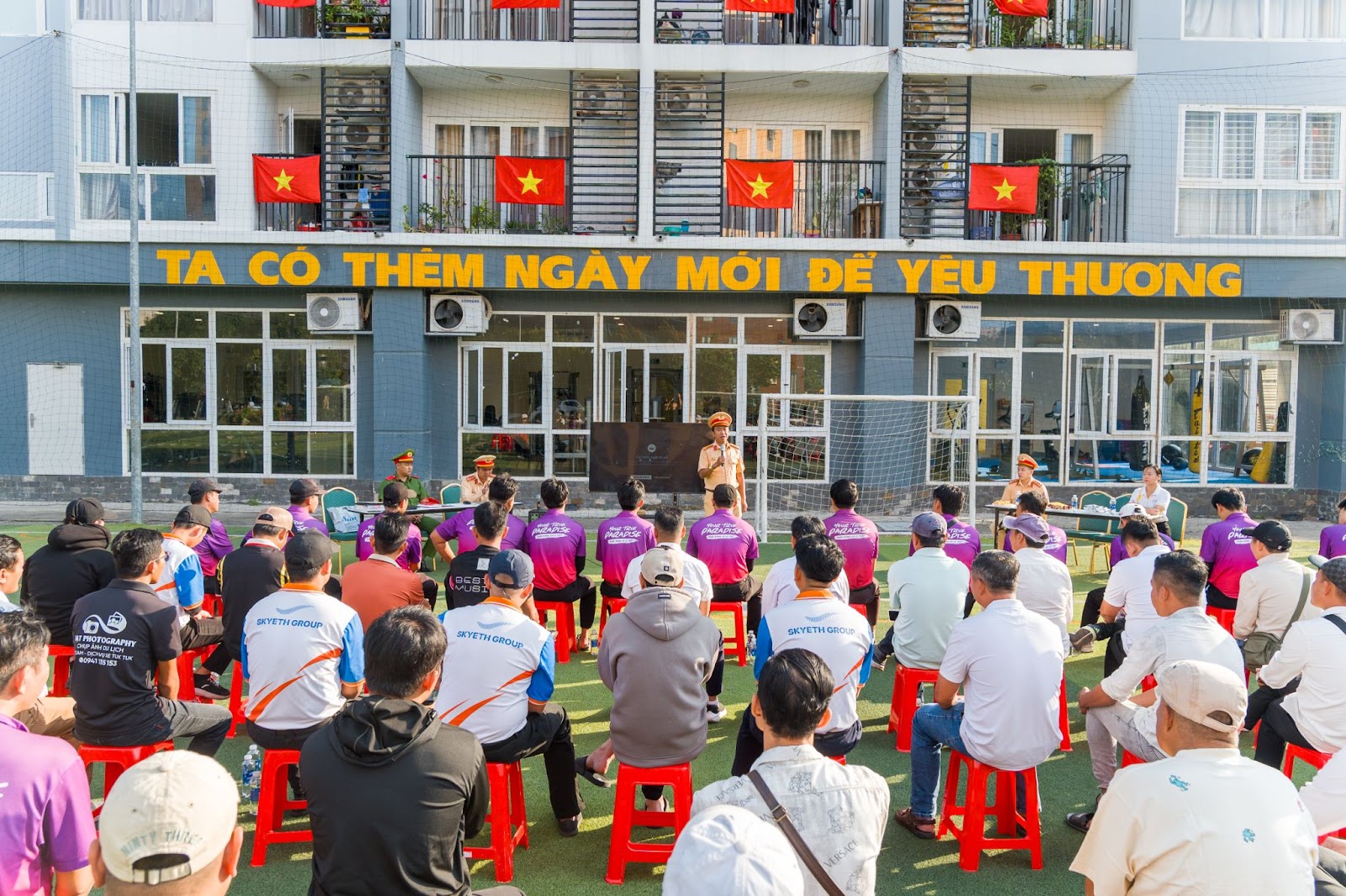 Từ sáng sớm, hàng trăm tài xế đang trực tiếp phục vụ cư dân và du khách tại Thị trấn Hoàng Hôn đã có mặt tham gia Chương trình Đào tạo Tài xế