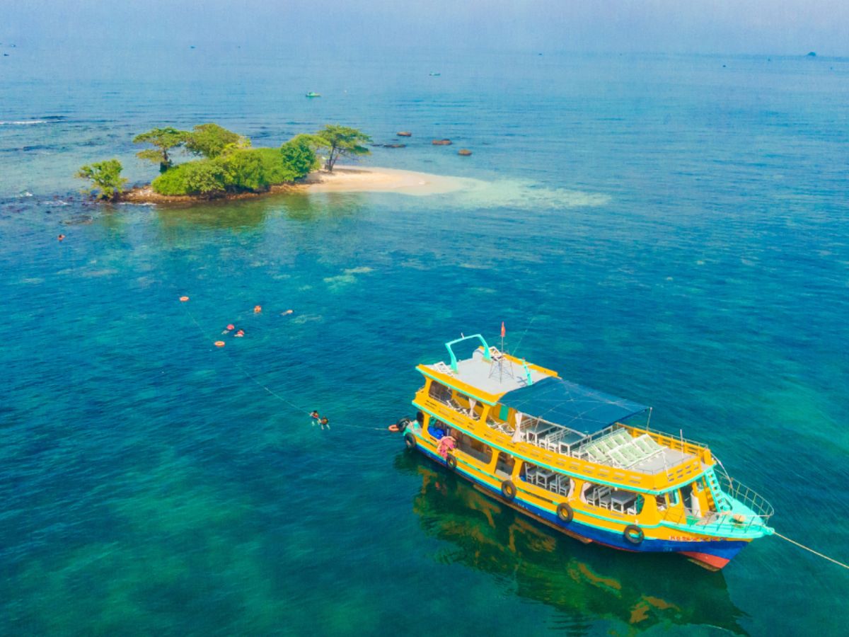 Hòn Rỏi là lựa chọn hoàn hảo cho hành trình tìm về sự yên bình và cảnh sắc mộc mạc. 