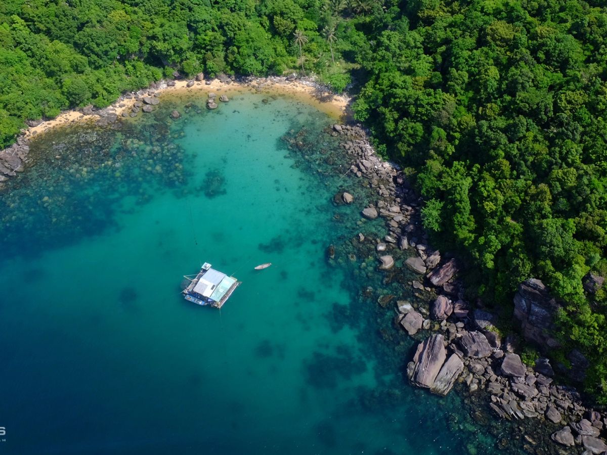 Không gian nguyên sơ của Hòn Rỏi là điểm đến lý tưởng cho chuyến khám phá nhẹ nhàng. 