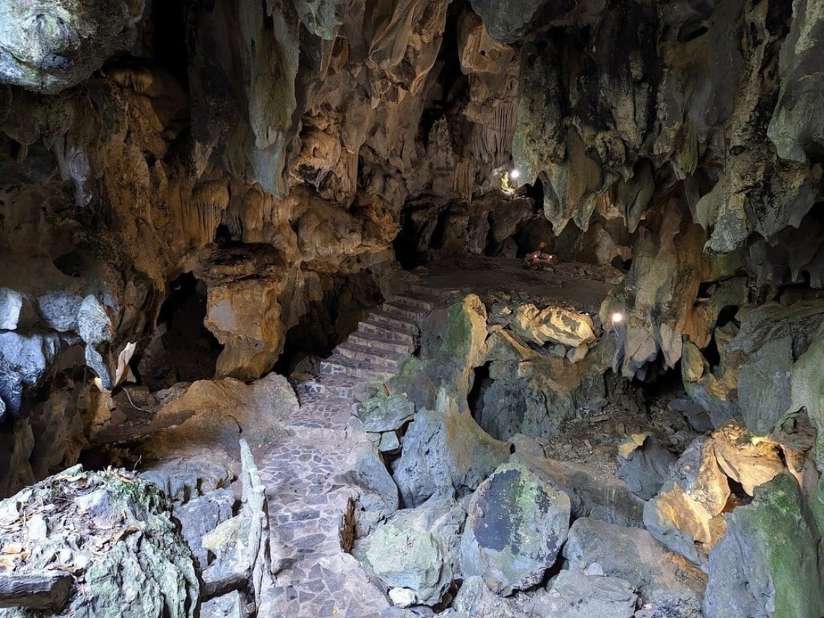 Chiêm ngưỡng những khối đá thạch nhũ ấn tượng tại Thạch Động. 