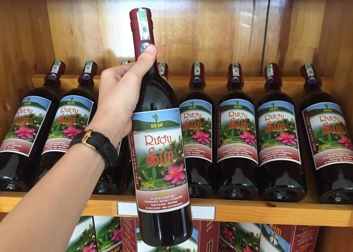 Rượu sim Hà Tiên cực kỳ nổi tiếng.