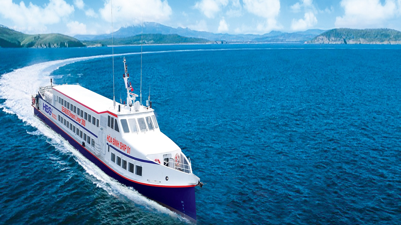 Du khách di chuyển bằng tàu cao tốc để tới đảo Nam Du 