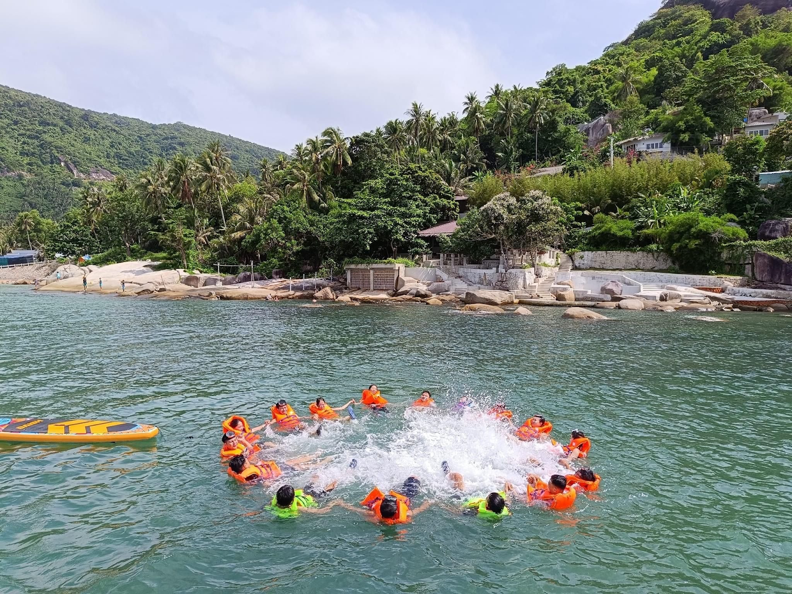 Du khách thích thú trải nghiệm tour lặn đảo Nam Du 