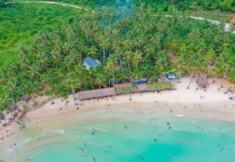 Không gian xanh mát tại Bãi Mến thu hút nhiều du khách ghé thăm 