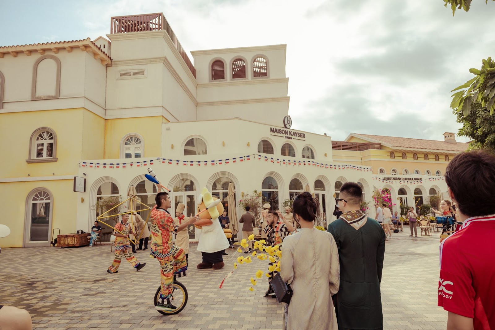 Biểu diễn đường phố khuấy động không khí Tết với âm nhạc, vũ đạo và tương tác cùng du khách