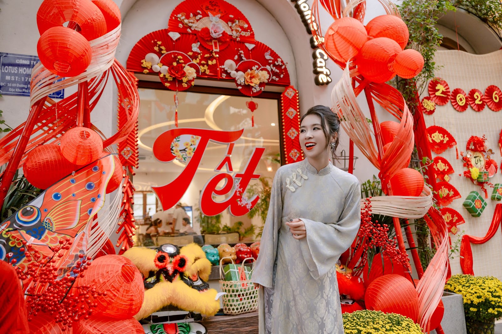 Không gian trang trí rực sắc đỏ – vàng tạo điểm nhấn thị giác đậm chất xuân