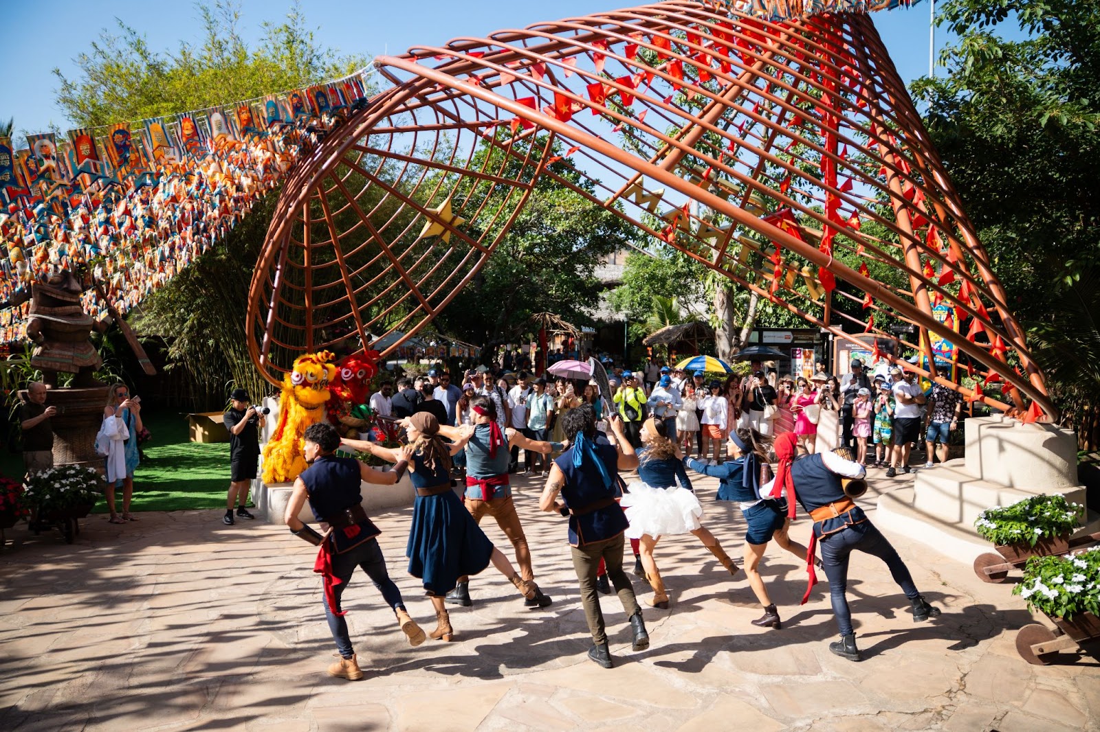 Hòn Thơm với những vũ điệu sôi động lan tỏa dưới các dải cờ sắc màu